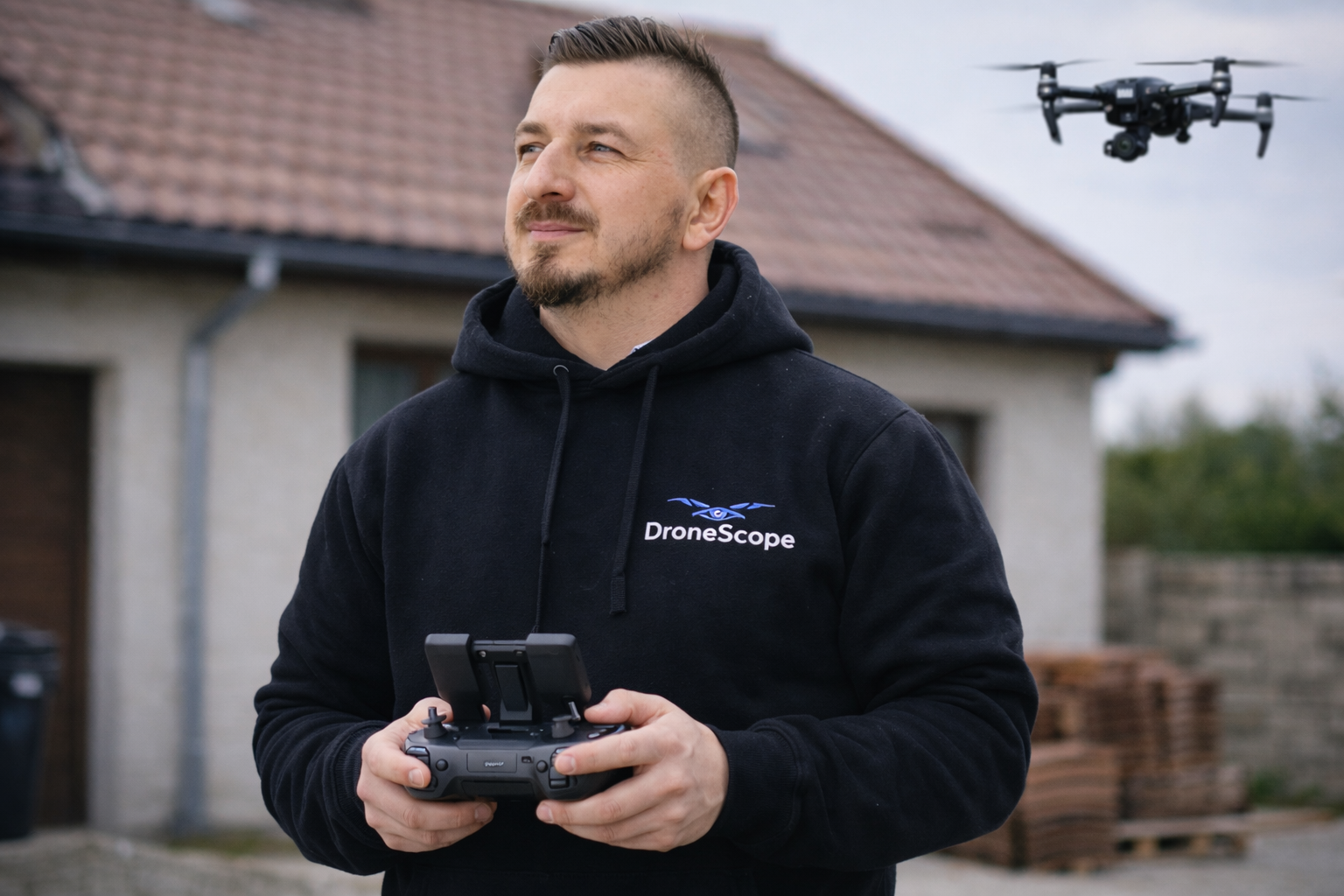 Damian Król operator drona podczas inspekcji